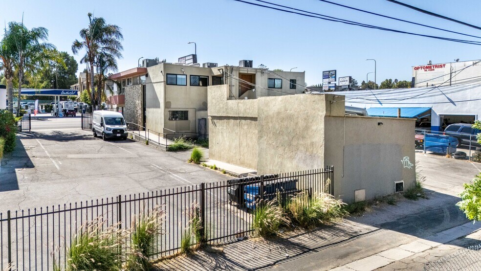 More Photos Of 19709 Ventura Blvd, Woodland Hills Office For Lease