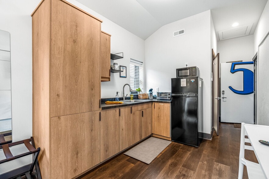 More Photos Of 207 Bank St, New Albany Apartments For Sale