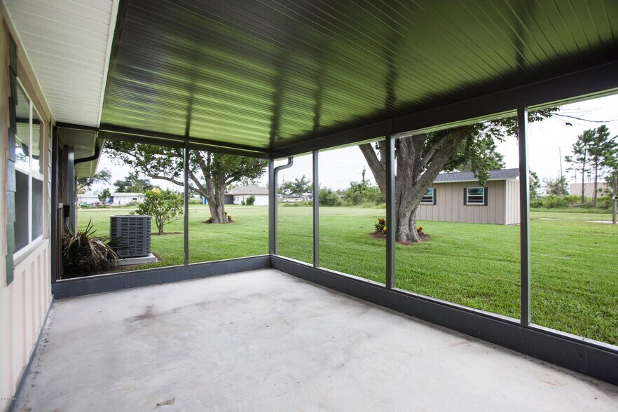 More Photos Of 5618 Lilly St, Panama City Office For Lease