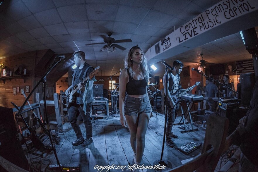 More Photos Of 449 Woodlawn Ave, Sunbury Bar For Lease