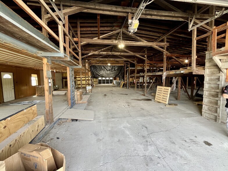 More Photos Of 325 Grand St, Van Meter Flex For Sale