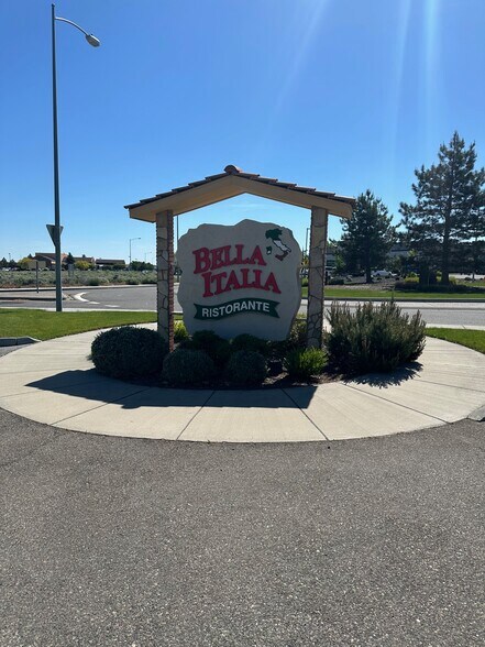 More Photos Of 7000 W Okanogan Pl, Kennewick Restaurant For Sale