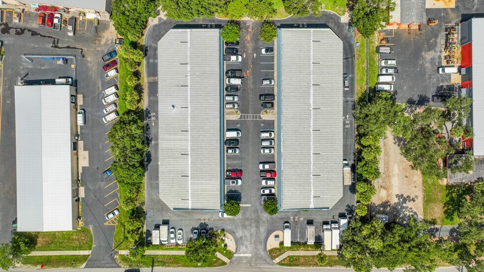 More Photos Of 800 Bell Rd, Sarasota Showroom For Lease