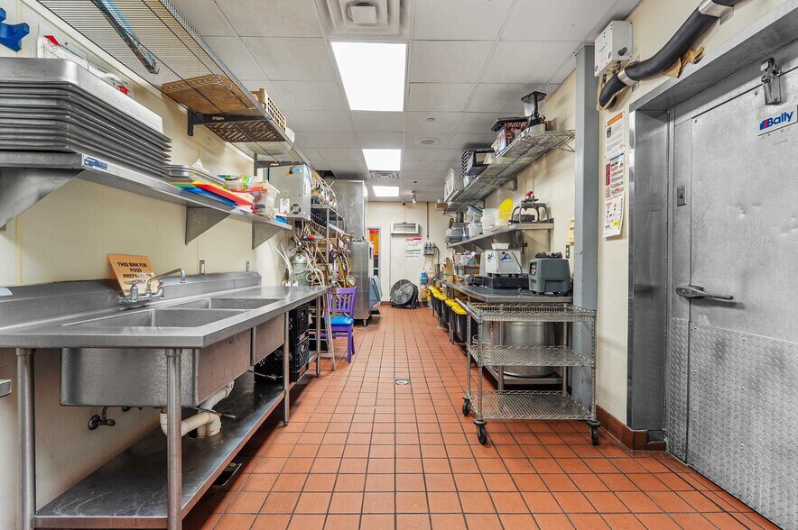 More Photos Of 850 Kepler Dr, Green Bay Restaurant For Sale