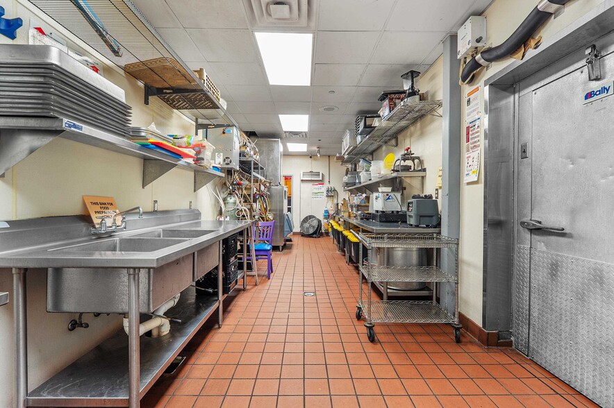 More Photos Of 850 Kepler Dr, Green Bay Restaurant For Sale