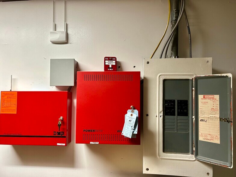 More Photos Of 1138-1140 W Hollins St, Baltimore Storefront Retail Office For Lease