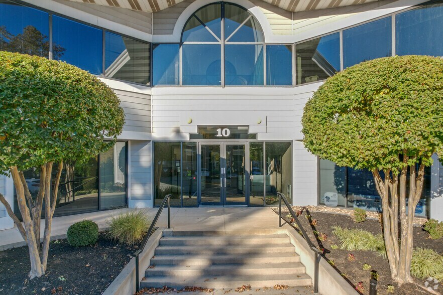 More Photos Of 10 Pidgeon Hill Dr, Sterling Unknown For Lease