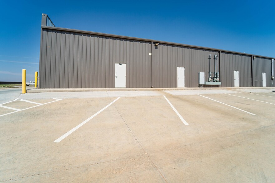 More Photos Of 12213 University Ave, Lubbock Showroom For Lease
