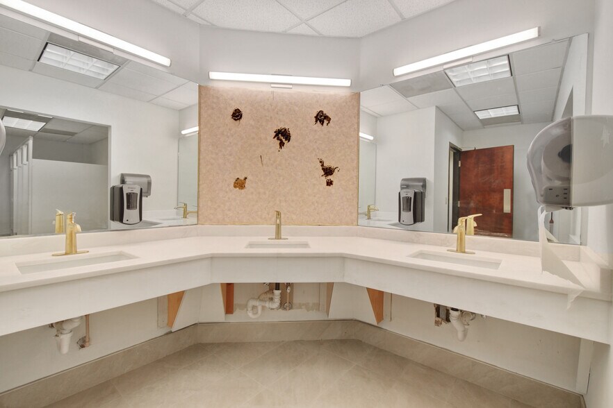 More Photos Of 9512 Sunbeam Center Dr, Jacksonville Office For Lease