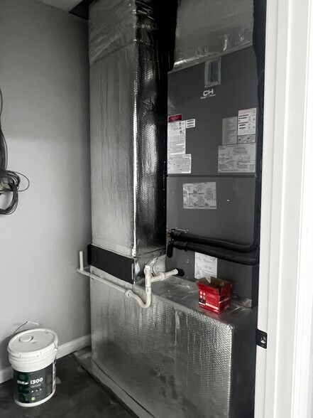 More Photos Of 906 Summit Ave, Union City Storefront Retail Residential For Lease