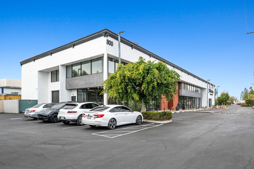 More Photos Of 800 E Dyer Rd, Santa Ana Showroom For Lease