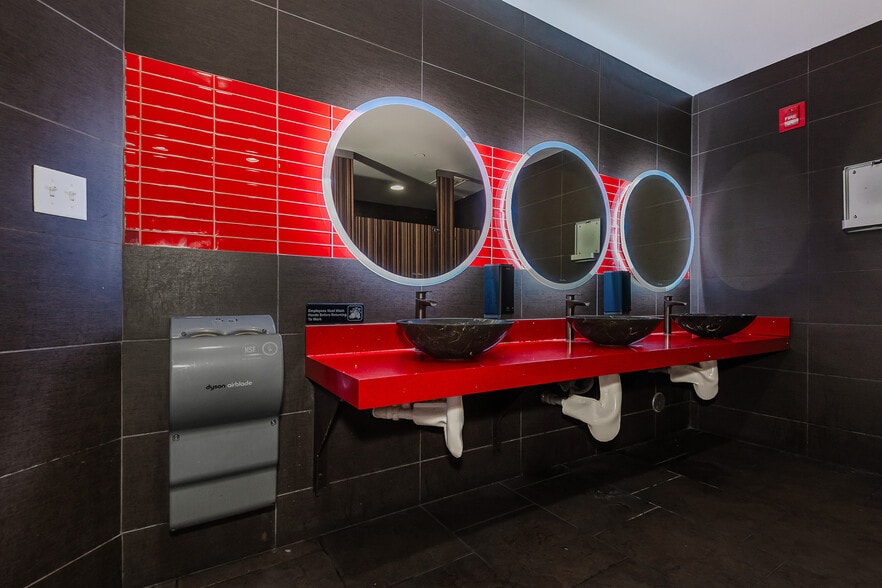 More Photos Of 145 SW 1st Ave, Fort Lauderdale Bar For Lease