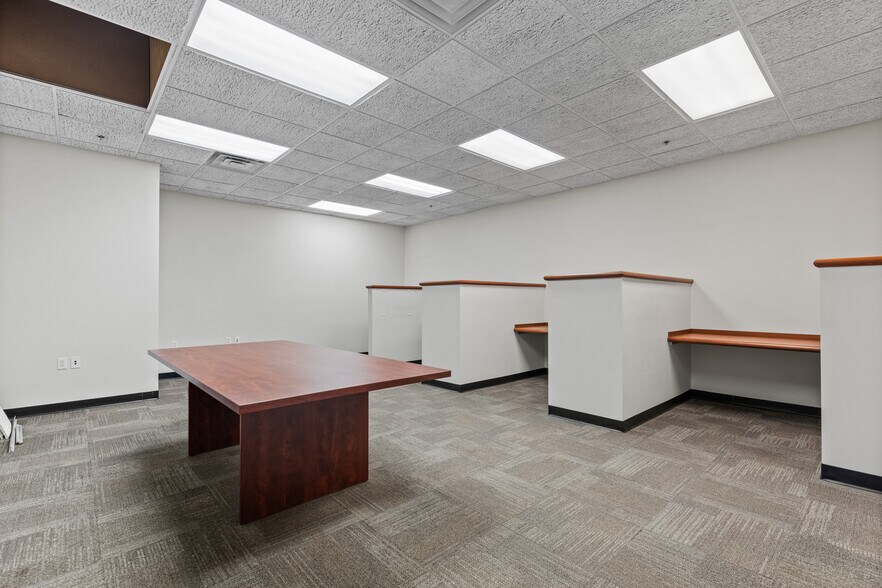 More Photos Of 32 Spruce St, Oakland Flex For Lease