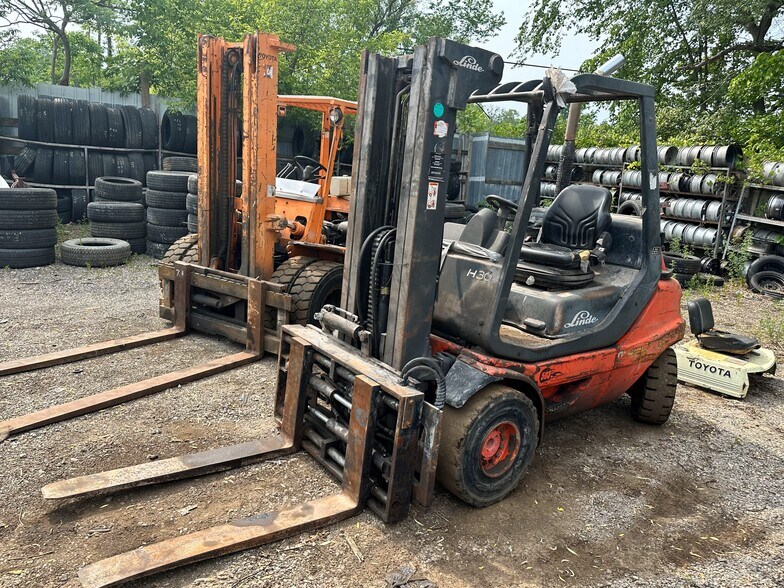 More Photos Of 3127 S Wagner Rd, Ann Arbor Auto Salvage Facility For Sale