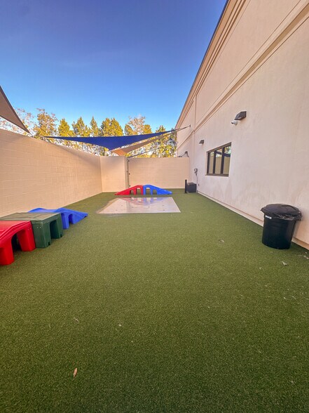 More Photos Of 2386 Florida Highway 426 Hwy, Oviedo Veterinarian Kennel For Sale