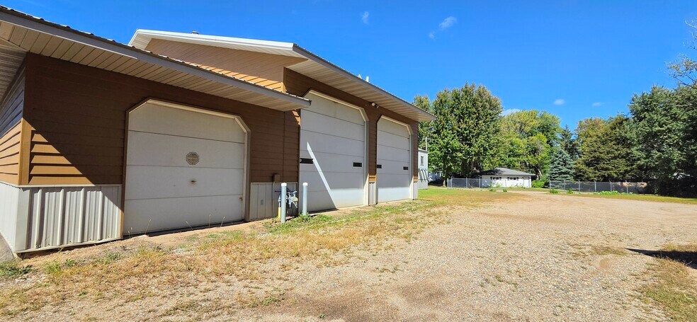 More Photos Of 121 Myrtle Ave S, Annandale Industrial For Sale