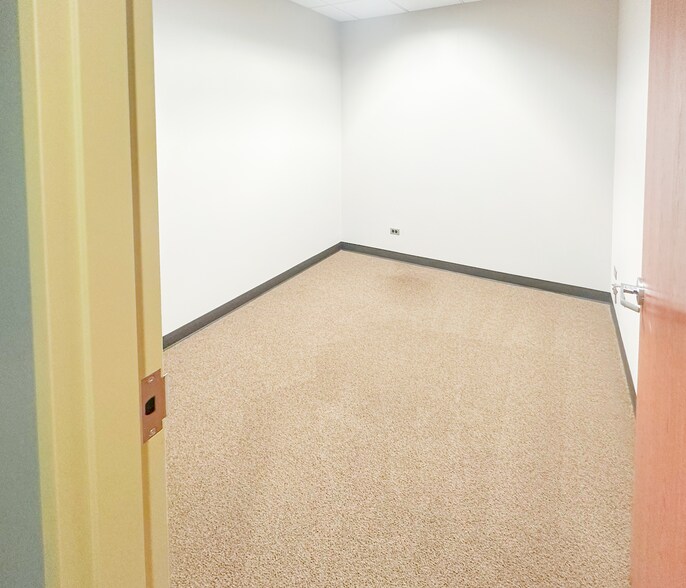 More Photos Of 600 Dakota St, Crystal Lake Office For Sale