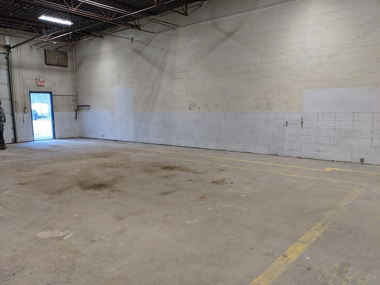 More Photos Of 8312-8314 Fraser Av, Fort McMurray Showroom For Lease