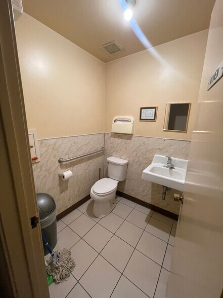 More Photos Of 123 S Commerce St, Stockton Healthcare For Lease