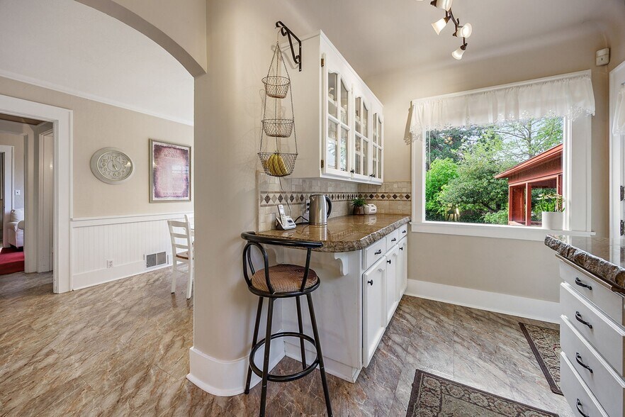 More Photos Of 2336 Table Rock Rd, Medford Freestanding For Sale