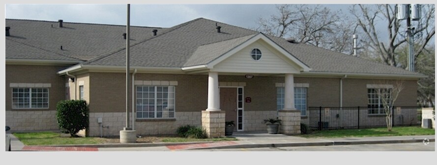 More Photos Of 2112 Regional Medical Dr, Wharton Unknown For Lease