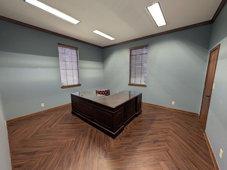 More Photos Of 3640 W Waco Dr, Waco Office For Lease