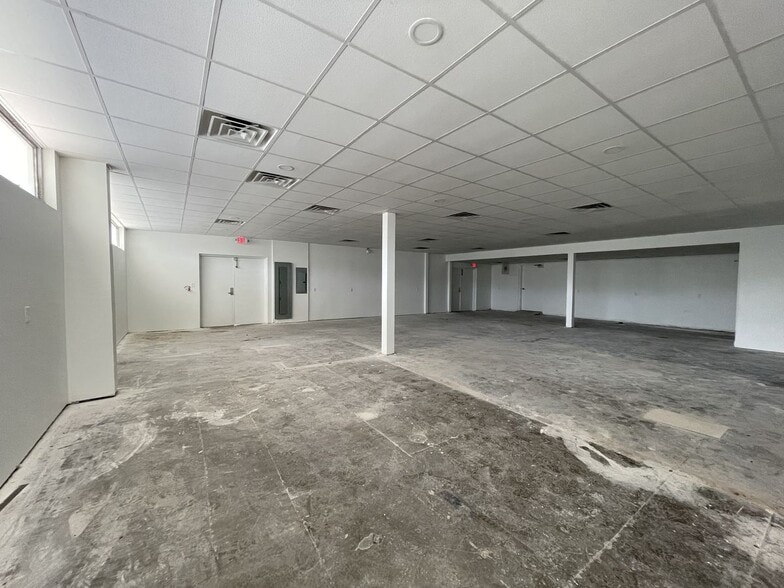 More Photos Of 400 W Cervantes St, Pensacola Flex For Lease