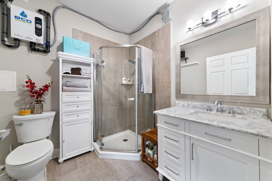 More Photos Of 722 Durham Dr, Houston Office For Sale