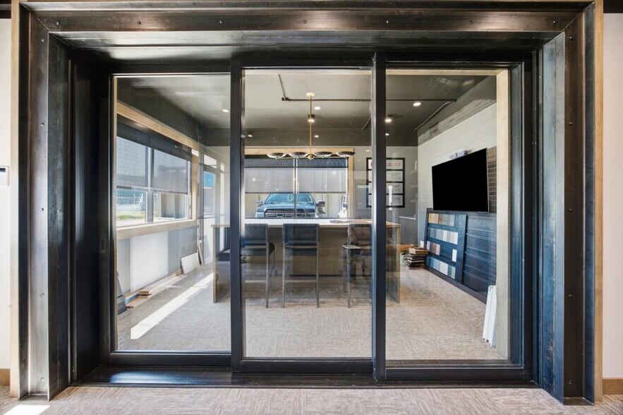 More Photos Of 2942 S Fiechtnet Dr, Fargo Warehouse For Sale