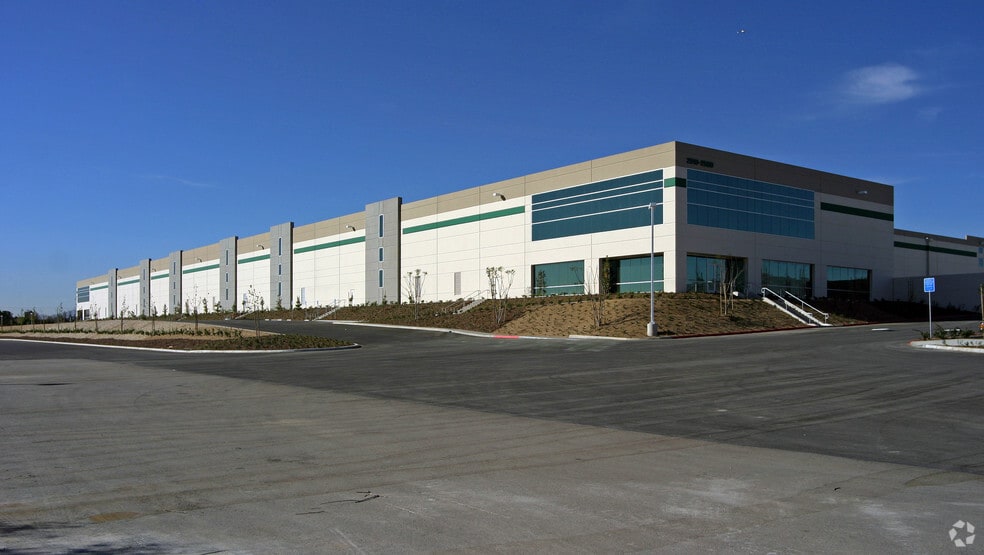 More Photos Of 2510-2580 W Walnut Ave, Rialto Distribution For Lease