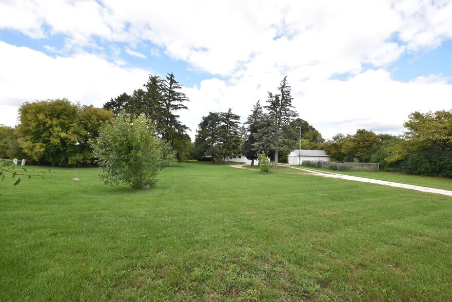 More Photos Of N94W17842 Appleton Ave, Menomonee Falls Freestanding For Sale