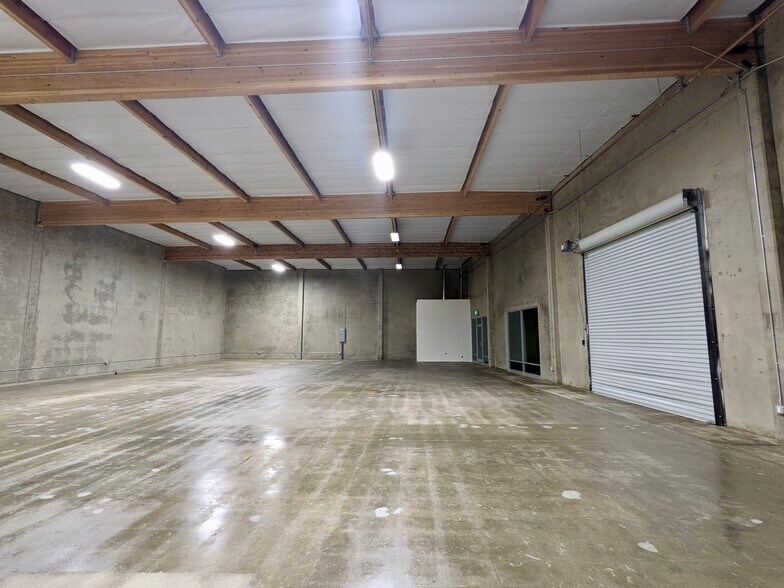 More Photos Of 18320-18330 Oxnard St, Tarzana Warehouse For Lease