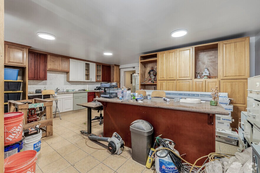 More Photos Of 4933 San Leandro St, Oakland Warehouse For Lease