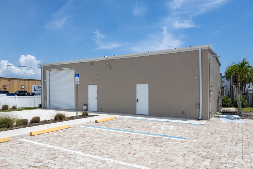Primary Photo Of 121 E McKenzie St, Punta Gorda Warehouse For Sale