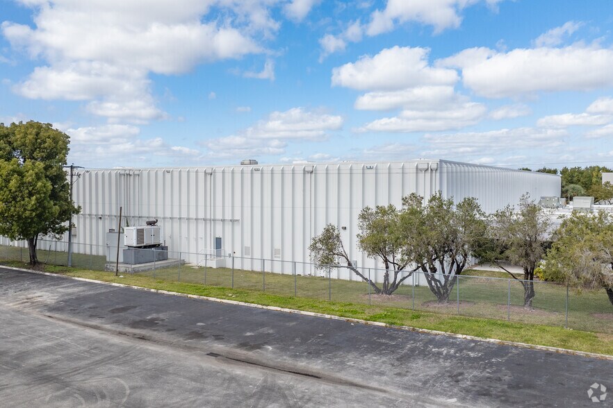 More Photos Of 1910 NW 97th Ave, Miami Distribution For Lease