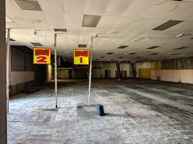 More Photos Of 6975 Livernois Rd, Troy Storefront For Lease