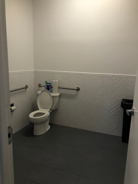 More Photos Of 263 Sea Cliff Ave, Sea Cliff Bank For Lease