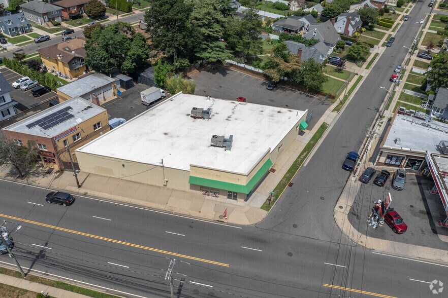 More Photos Of 555 Greenwich St, Hempstead Freestanding For Sale