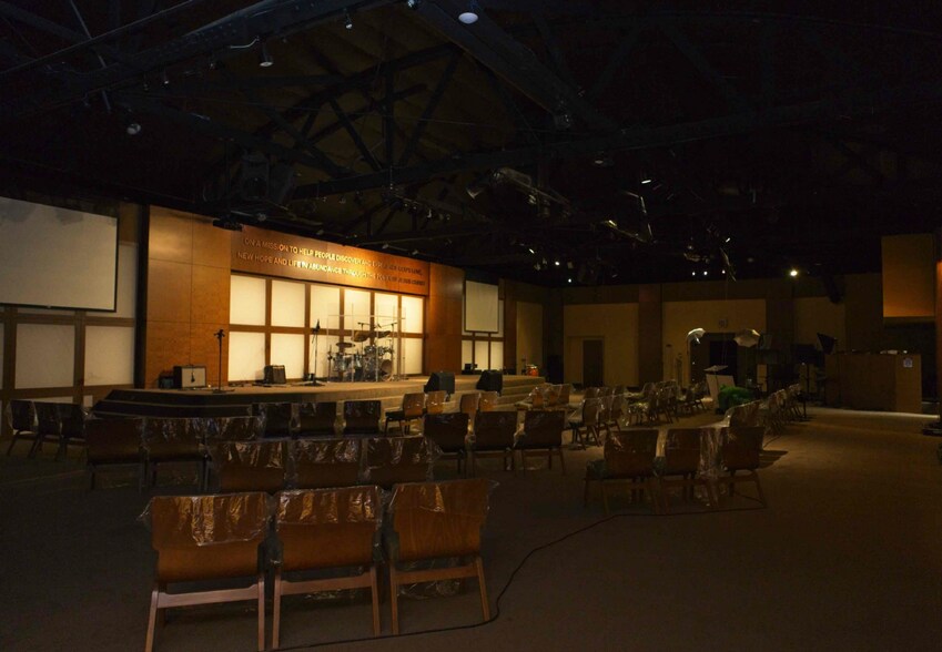 More Photos Of 14519-14539 Sylvan St, Van Nuys Religious Facility For Lease