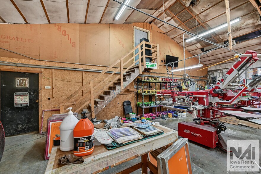 More Photos Of 520 Franklin St, Center Point Industrial For Sale