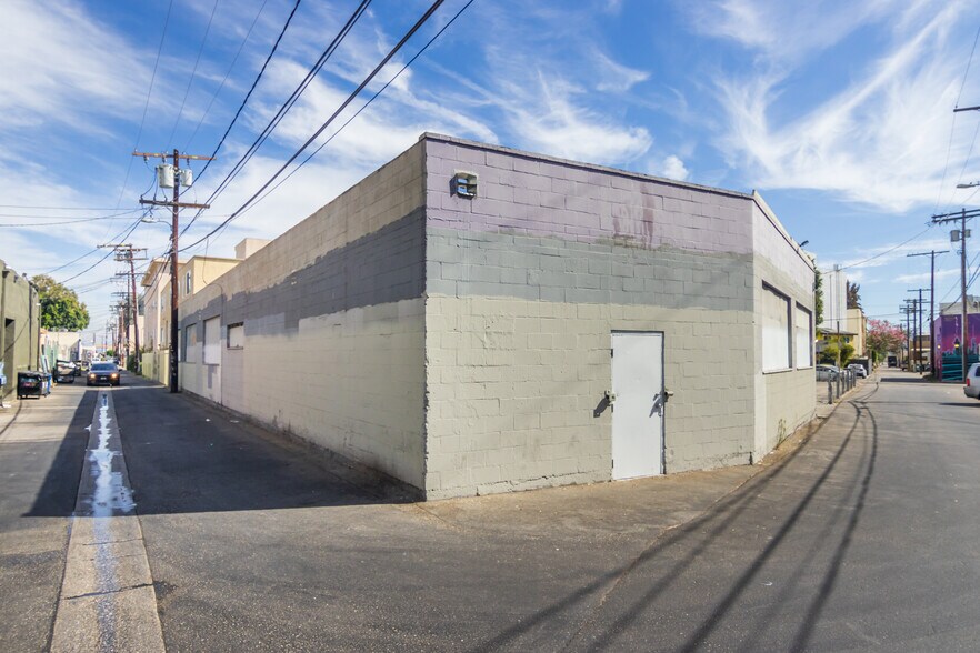 More Photos Of 11129 Hartsook St, North Hollywood Warehouse For Lease