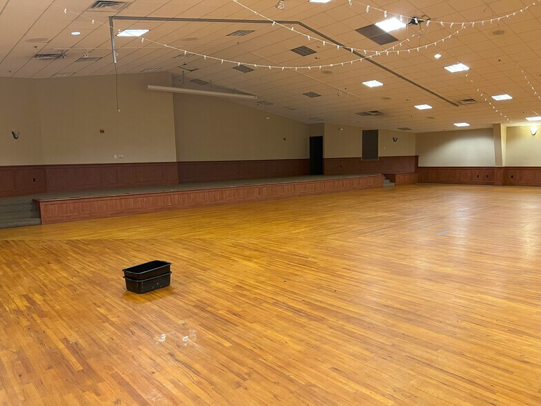 More Photos Of 2809 N Pontiac Dr, Janesville Lodge Meeting Hall For Sale