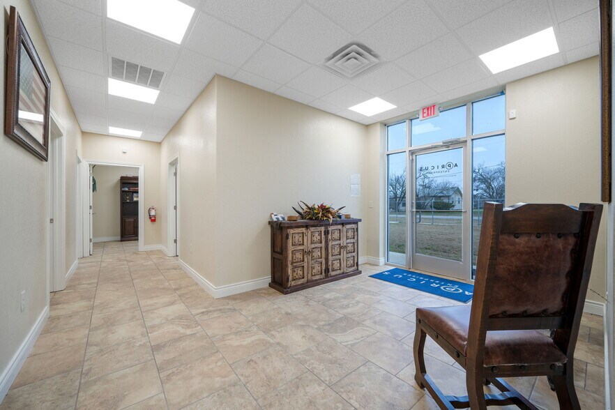 More Photos Of 200 N Yule Ave, Charlotte Office For Sale