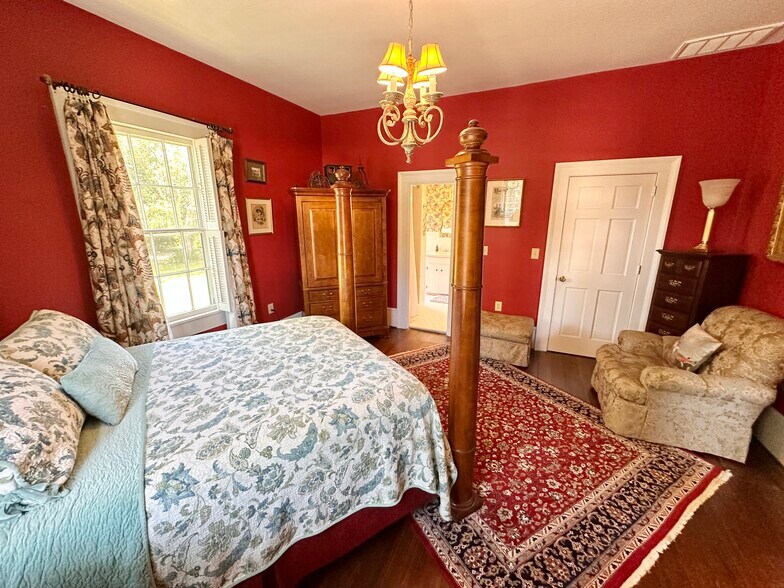 More Photos Of 615 College St, Clinton Hotel For Sale