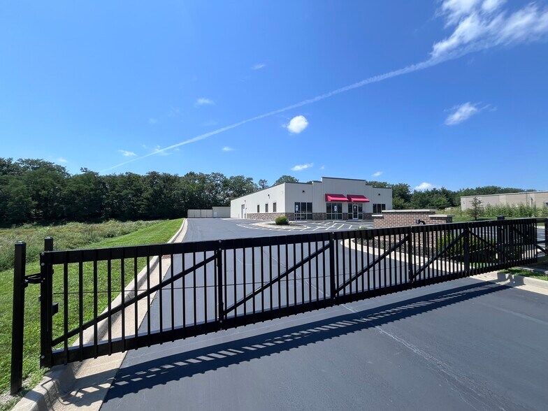 More Photos Of 8576 N Green Hills Rd, Kansas City Flex For Sale