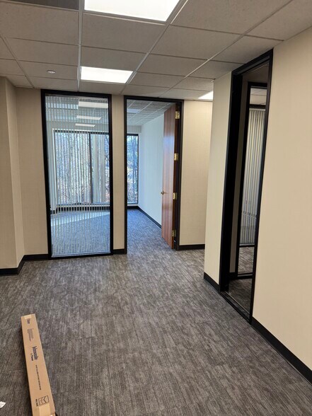 More Photos Of 10 Waterside Dr, Farmington Office For Lease