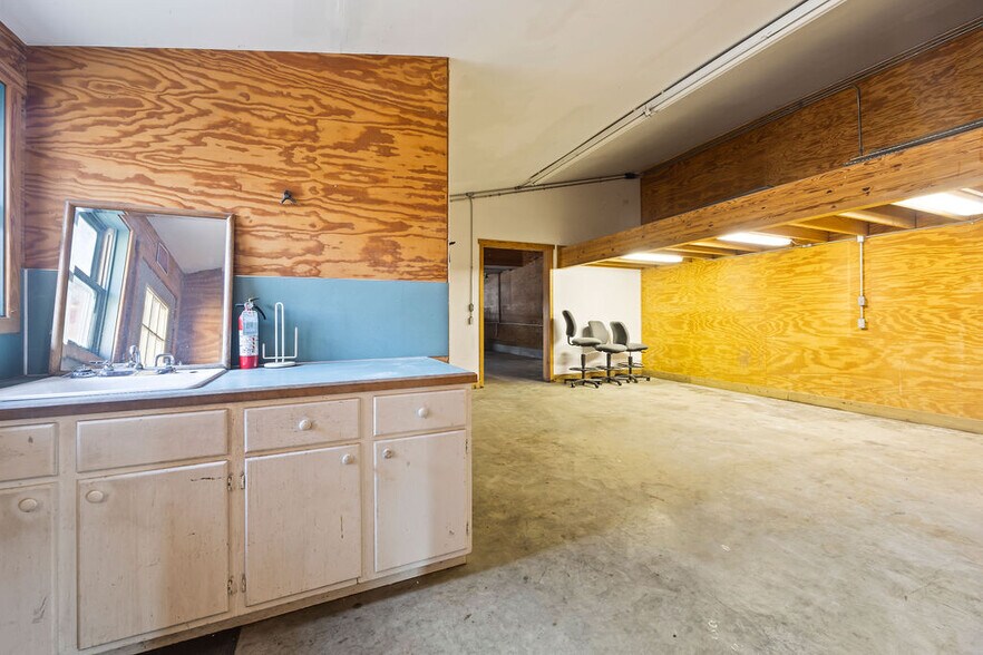 More Photos Of 121 S Nelson Ave, Gentry Light Manufacturing For Sale