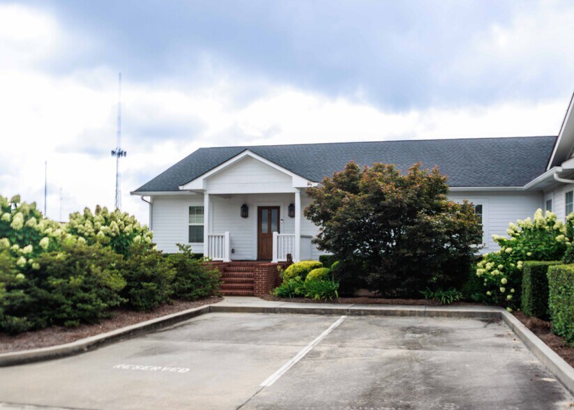 More Photos Of 106 N Alexander Ave, Washington Office For Sale