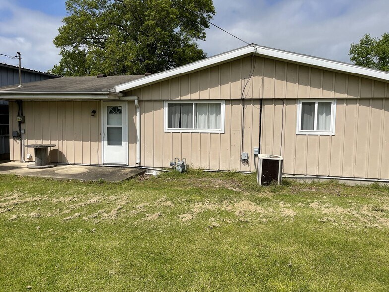 More Photos Of 1425 S Locust St, Centralia Office For Sale