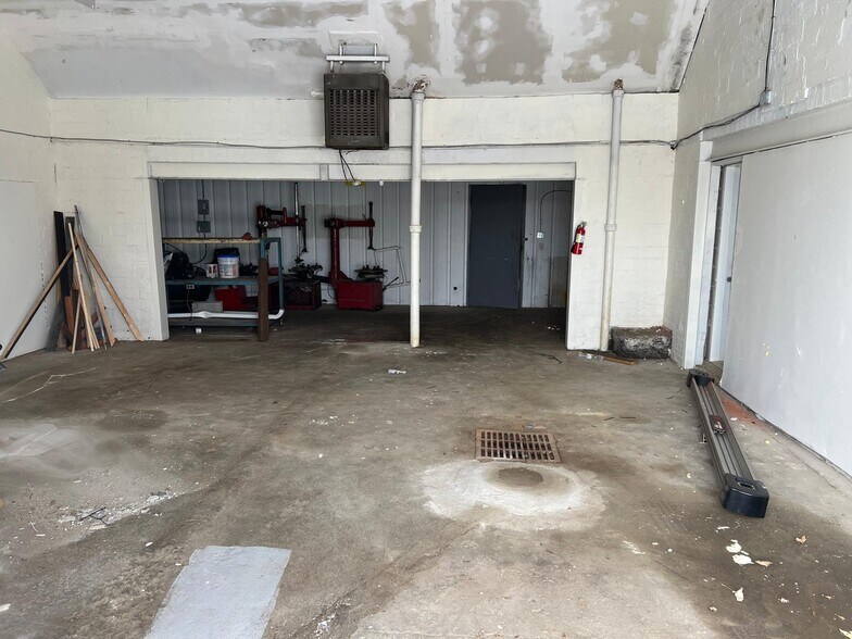 More Photos Of 4601 N Dixie Dr, Dayton Auto Repair For Sale